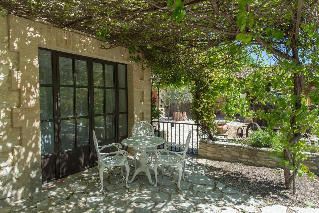 Gite Des Carmes And Spa Le Thor Exterior foto